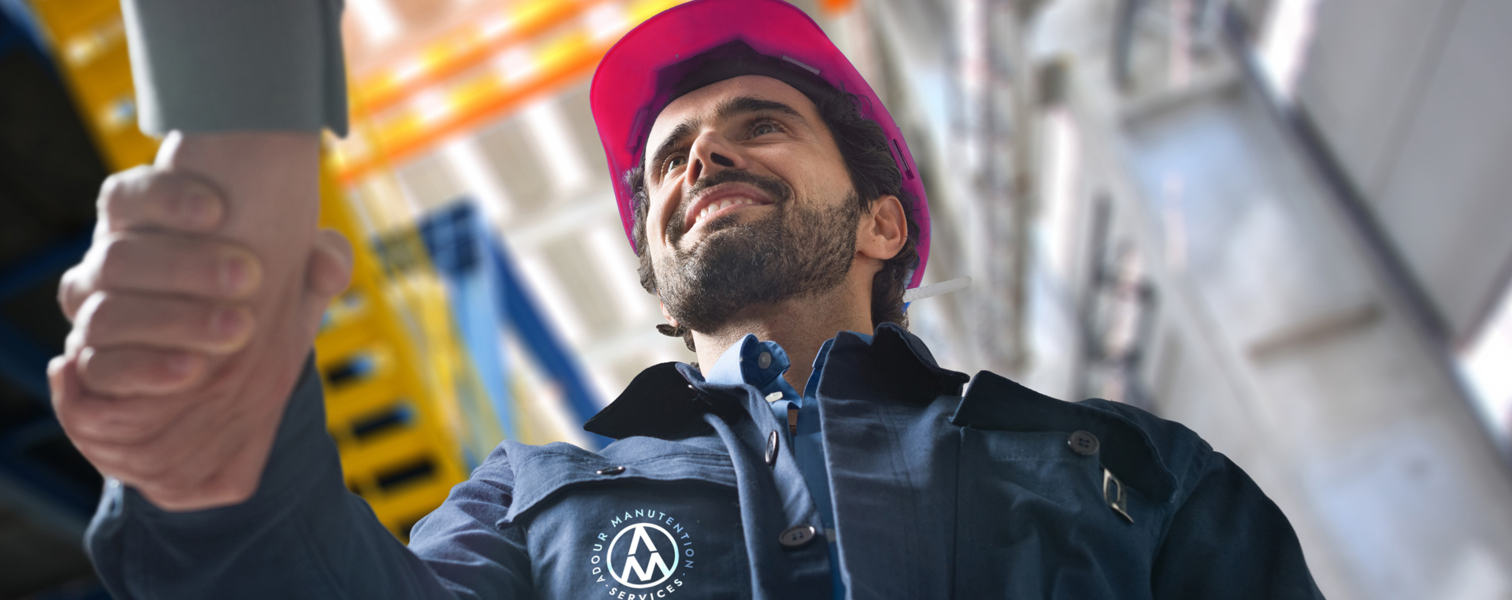 Technicien portant un casque rouge dans un environnement industriel – Adour Manutention : vente, location, occasion et SAV Technicien en sécurité – Adour Manutention